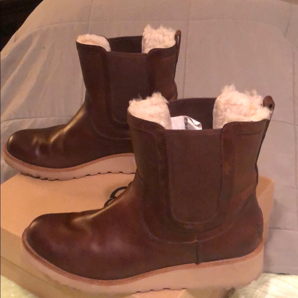 UGG W BRITT LEATHER worn twice.